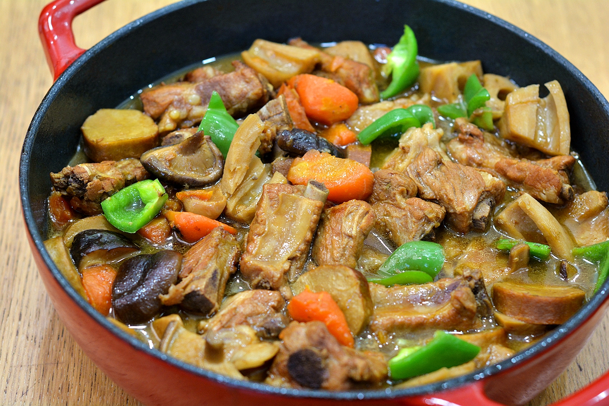 这锅排骨乱炖特适合秋冬，浓香入味料真多，一锅抵4菜真带劲