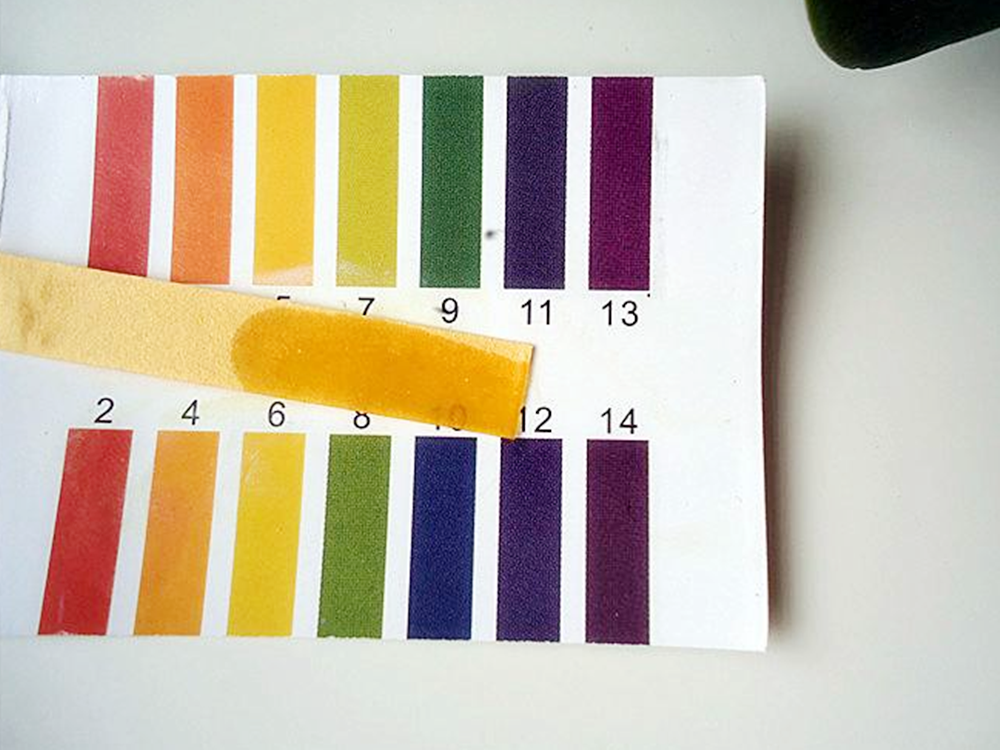 从颜色看尿液的颜色偏黄,羊水的颜色较清,有时含有白色杂质,这是因为