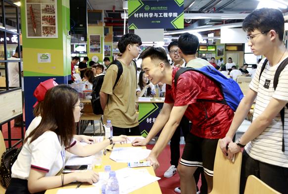 大学四人间应该怎么选床位，靠窗好还是靠门好？寝室阿姨传授经验