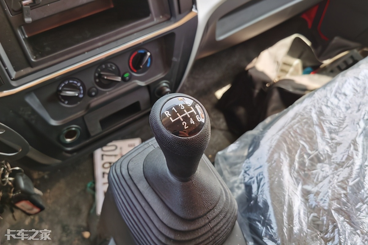 匹配黄金组合三大件，实拍福瑞卡F6厢式载货车
