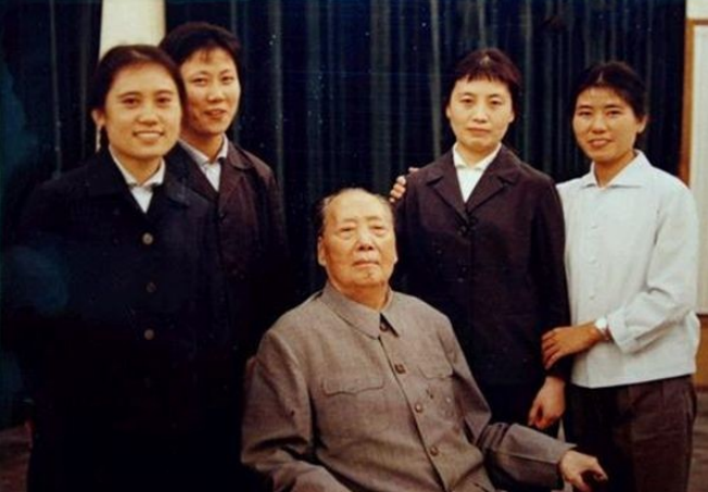张玉凤回忆1976年：周恩来、朱德接连去世，毛主席一个人默默流泪