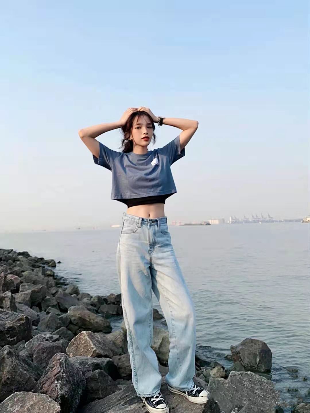 春暖花开，学会“米色+蓝色”的穿搭套路，上身很美