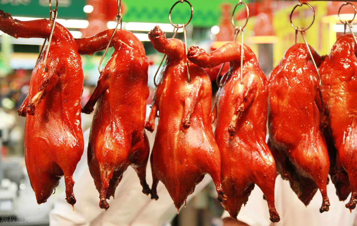 菜市场一只活鸭50元，为何烤鸭却只要18元？内行人：背后有猫腻