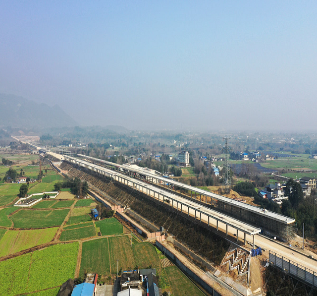 中国高铁每年耗资8000亿，对我国来说是利大于弊，还是弊大于利？