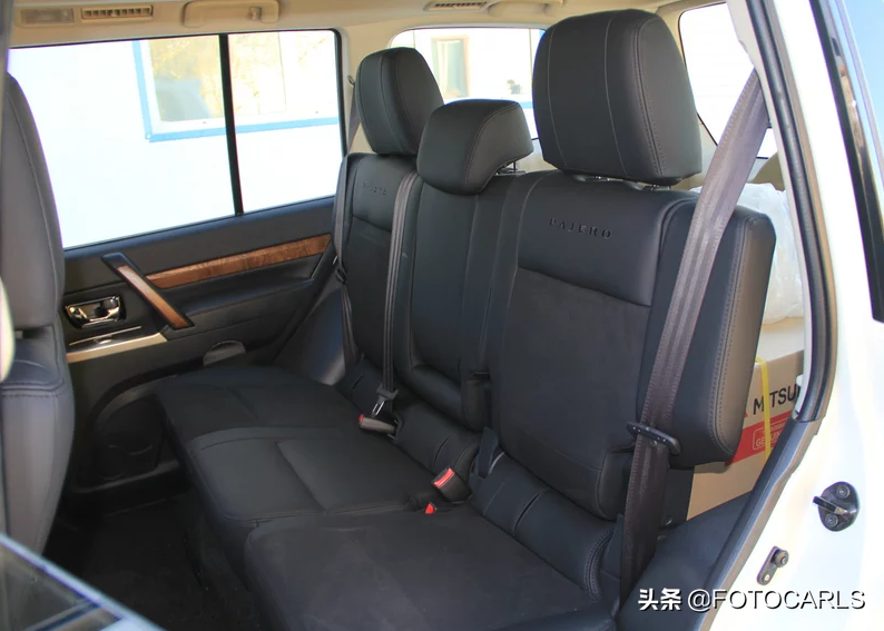 进口三菱帕杰罗3.0L V6实拍，35万起优惠还大，却干不过普拉多？