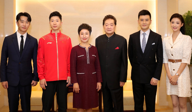 中传校花冯琳再次领诵，气质优雅彰显成熟，颇有董卿当年的风采