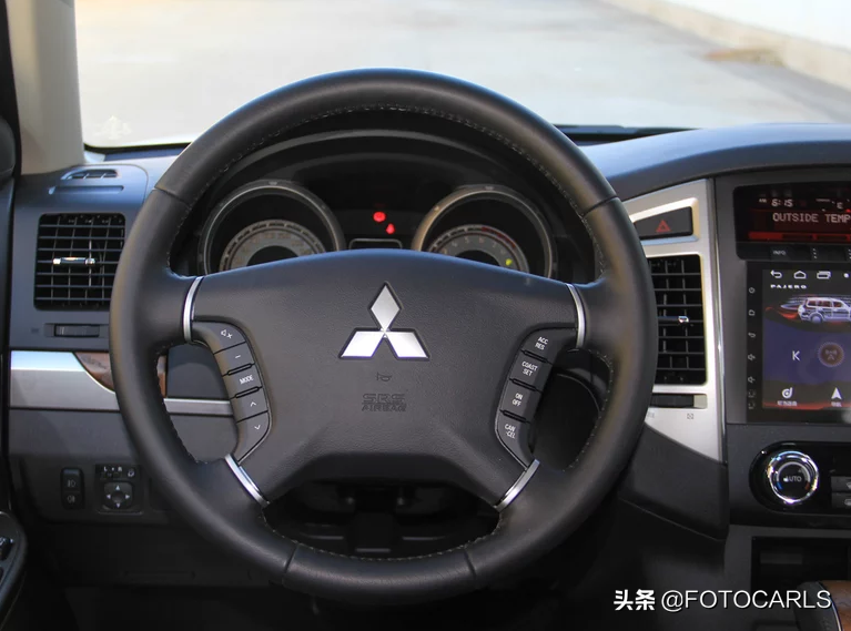 进口三菱帕杰罗3.0L V6实拍，35万起优惠还大，却干不过普拉多？