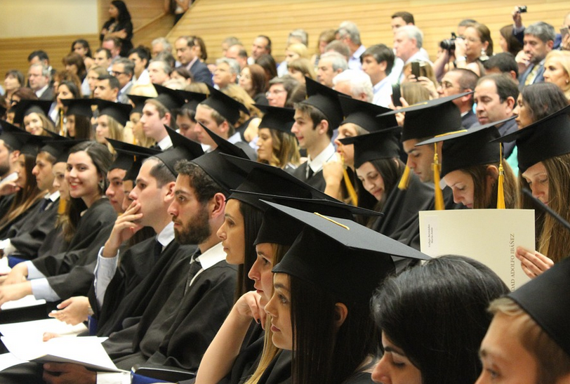 大学生赚钱档次出炉，四个档次差距明显，第一级学生：大学就是玩