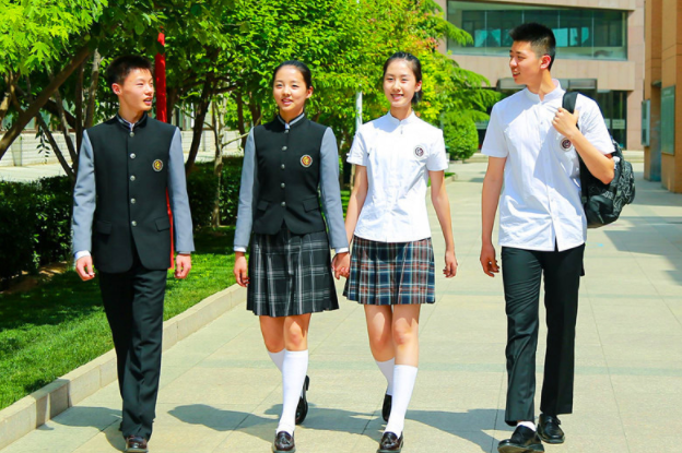 “天价校服”让家长苦不堪？教育部发表明确规定，中小学生有福了