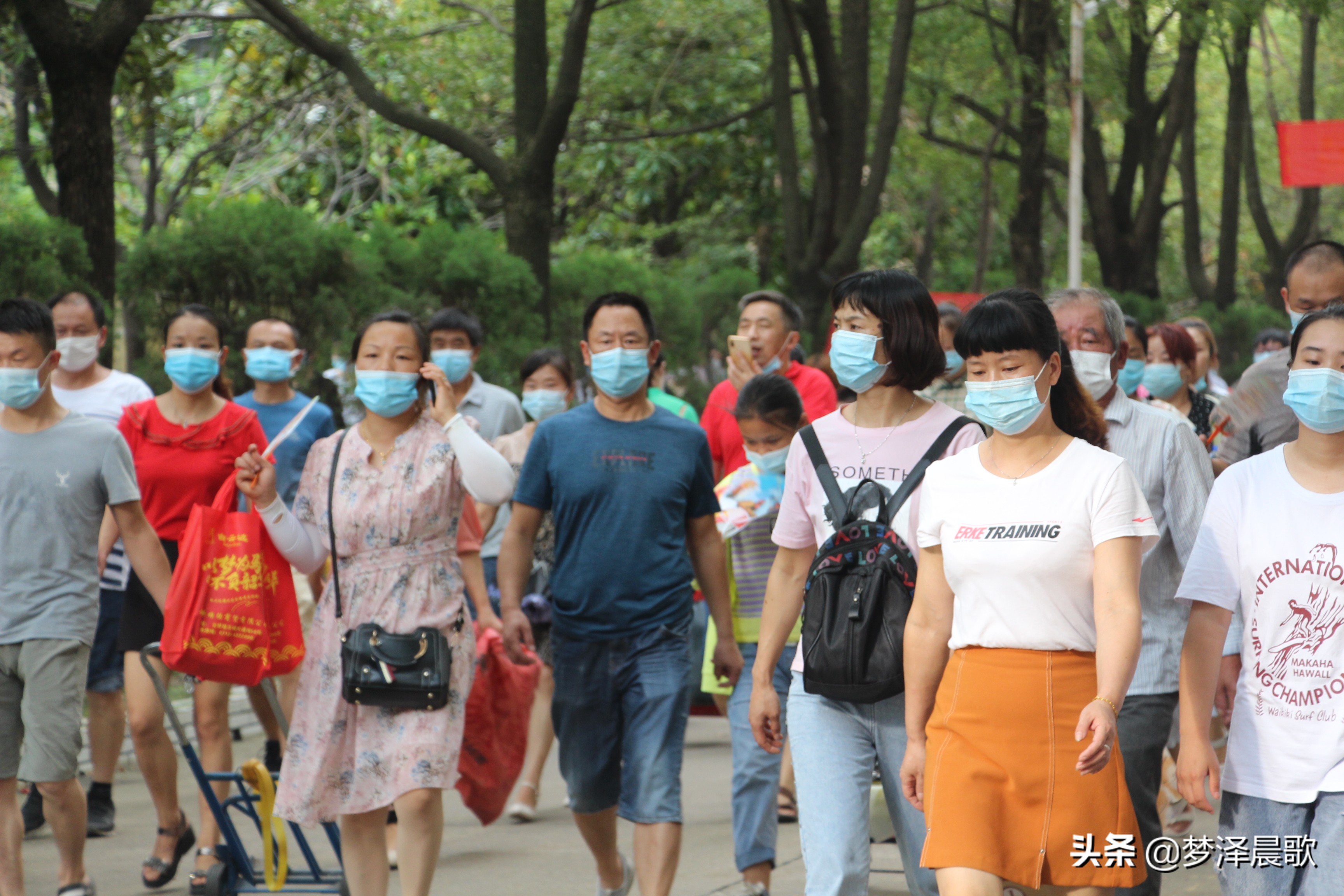 高考结束考生有序离开校园