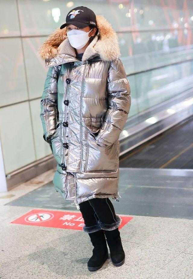 江珊穿出中年妇女的样子，银色羽绒服配雪地靴，保暖又实用