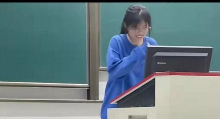 “考不上大学去当网红！”看李佳琦背后团队学历，明白这话多离谱