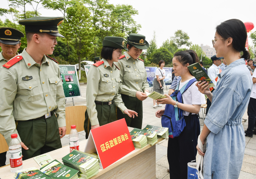 “高考入伍”和“毕业入伍”，退伍后差距明显，导员：有第三条路