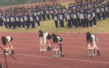 某高校运动会，4位女学生跳热舞，男生称动作不雅引发网友争议