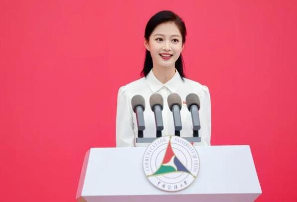 中传校花冯琳因领诵走红，不仅人长得漂亮，写的字体也备受欢迎