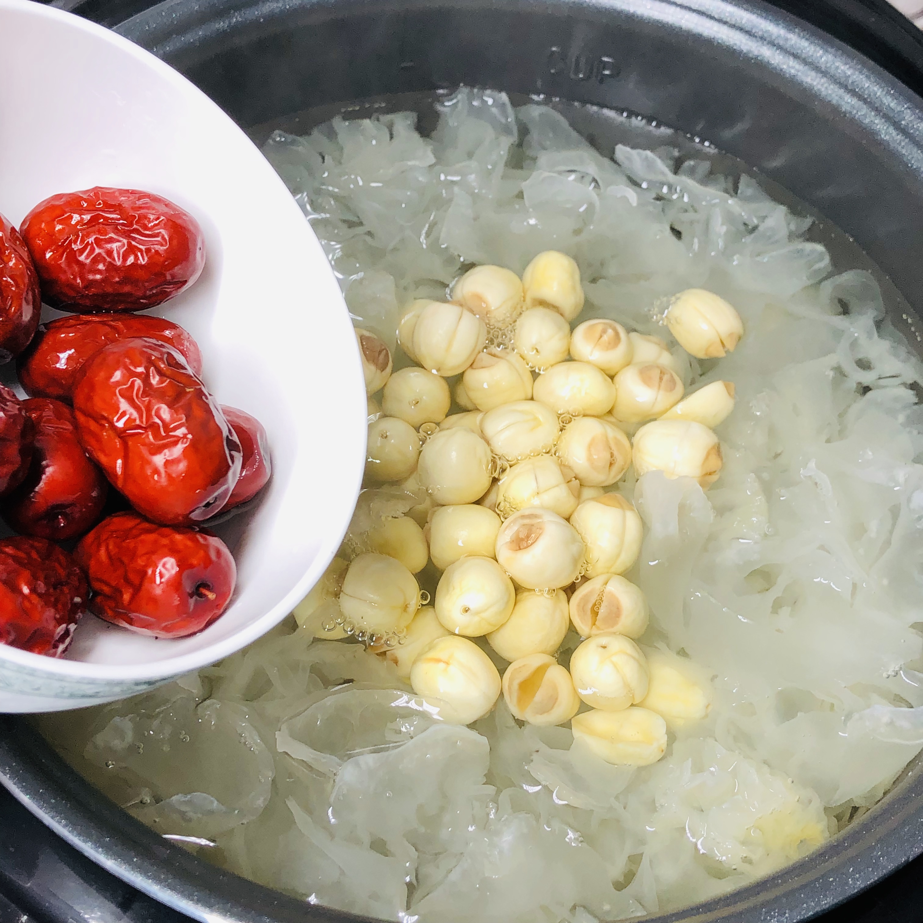 桃胶莲子银耳羹,我的美容佳品,每天一碗,养出美丽好容颜