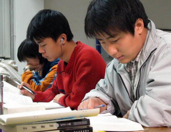 大学宿舍争相比拼，清北与哈佛剑桥寝室对比，差距不是一星半点