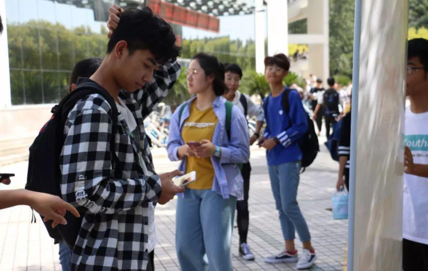 大一新生入学后要不要迁户口？提前做好了解，避免未来吃大亏