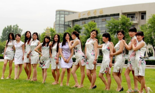 大学生“旗袍毕业照”走红，美貌与智慧并存，看完挪不开眼