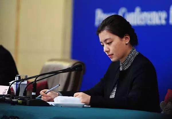 中国女翻译官燃爆了！中美交锋20分钟临场脱稿交传，太帅太牛