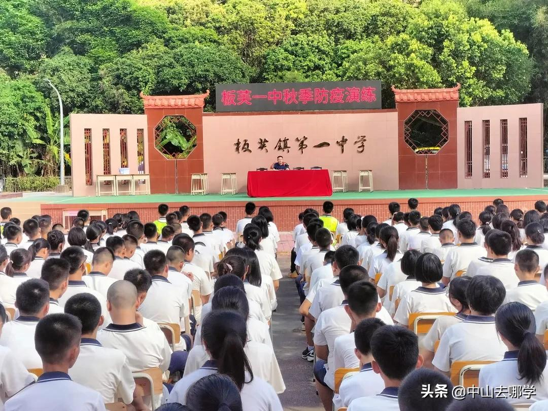 开学啦！现场多图预警：妈趴窗，爹爬墙，脸贴地！场面过于欢乐