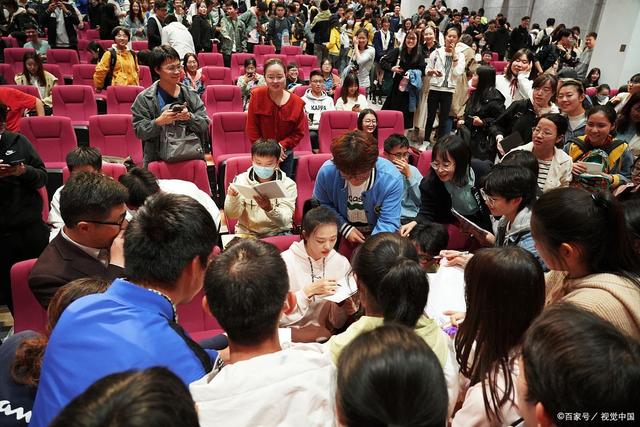 河北一女学生意外“走红”，怒斥学校写错大学英文名，配不上自己