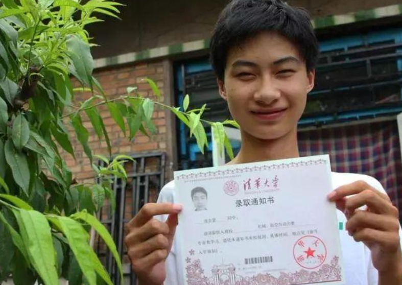 庞众望：捡废品照顾瘫痪母亲，744分上清华大学的河北男孩