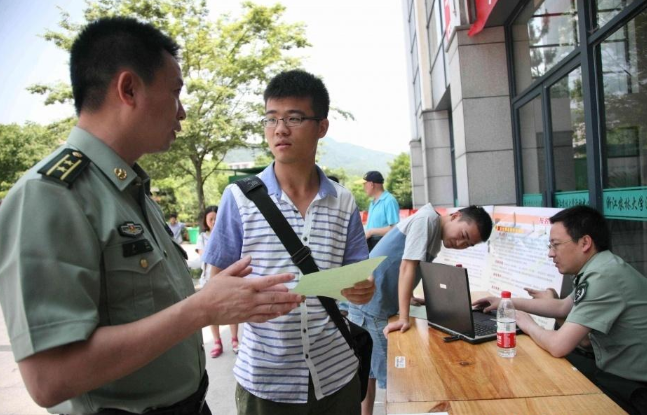 舅舅坐过牢，外甥还能去当兵吗？想参军的学生要知道