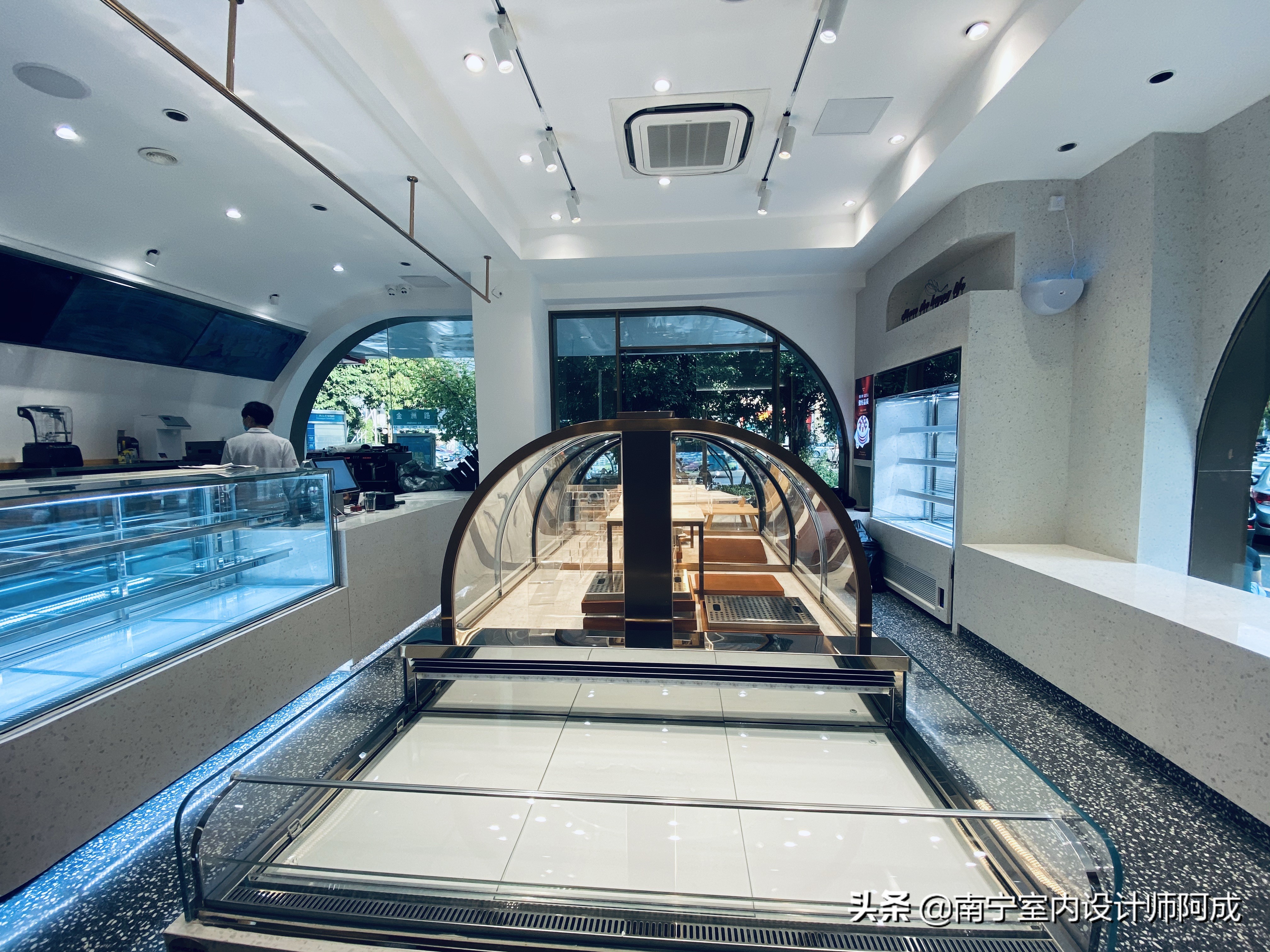 如果你有个异形结构店面，你会如何规划设计丨看看这家蛋糕店实景