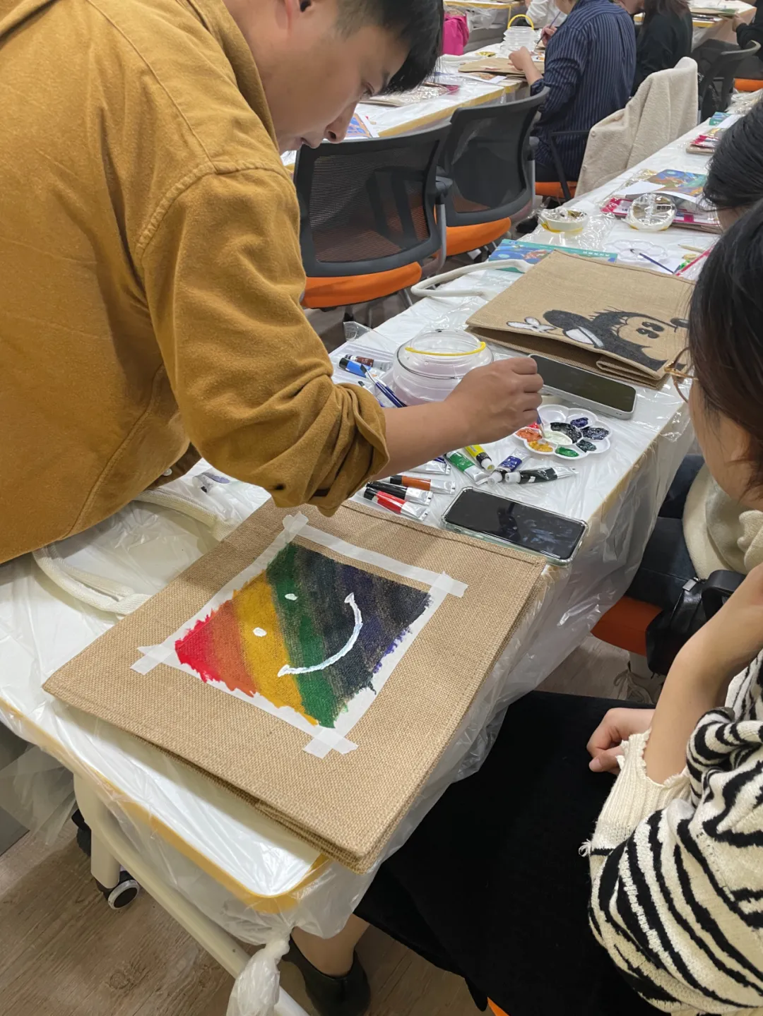 人人都是DIY小神手!“改造麻布包”成企业团训热点体验课