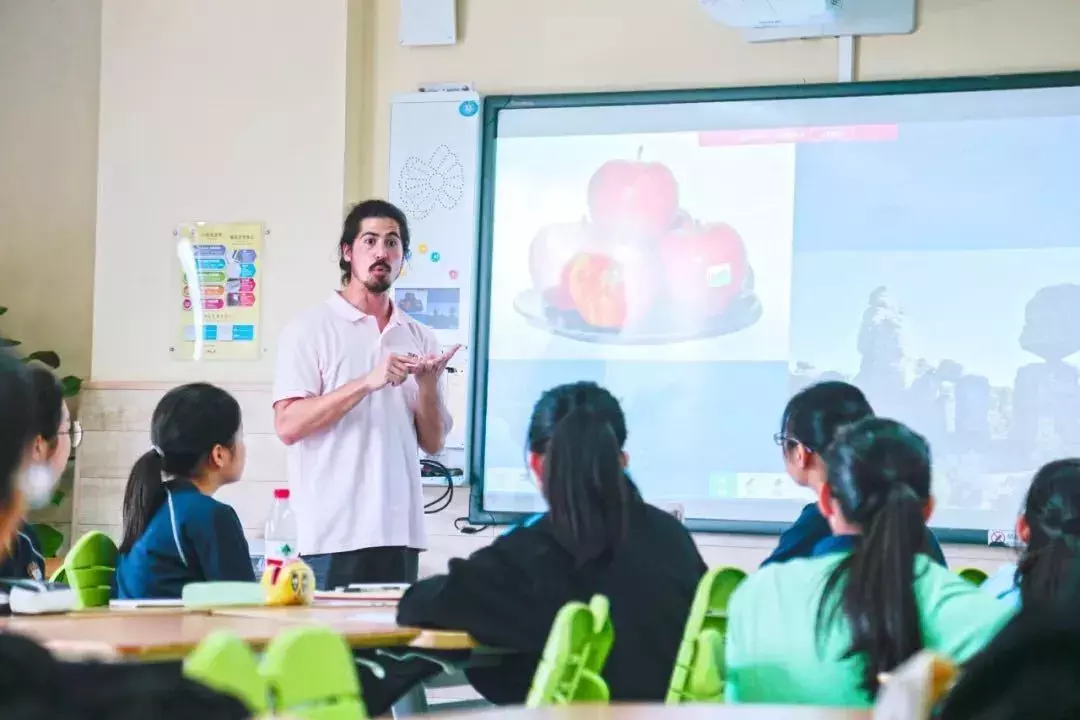 读外国语学校吗？ 学生自信开朗，成绩好，出口多那种！