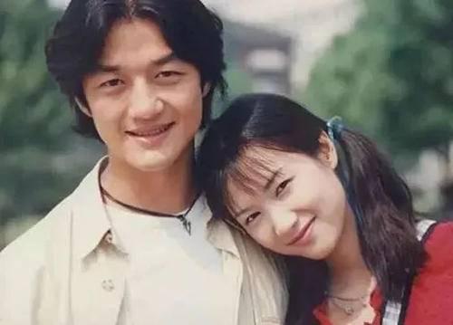 李亚鹏与新女友，穿情侣鞋同框28天后，前女友与老公官宣离婚