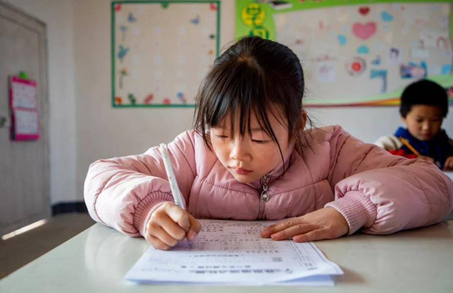 小学生作文《祖国》走红，短短3行25个字，将爱国情怀写到尽兴