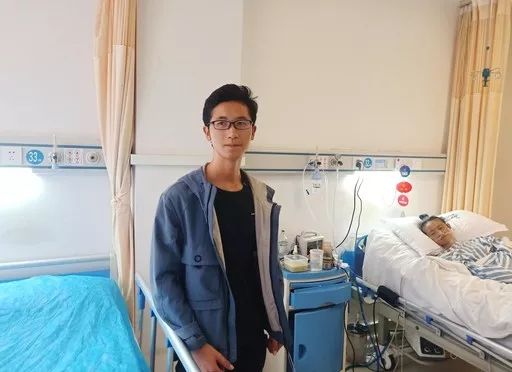 上课常迟到还要家人陪读？21岁学霸背后的秘密让人泪目…