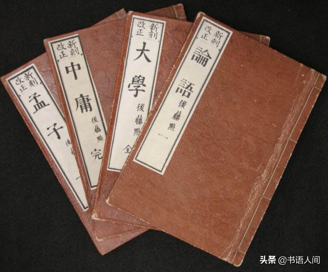 孔子衣冠端庄，以礼服示敬，衣饰合度如事君之道，守礼而正身。