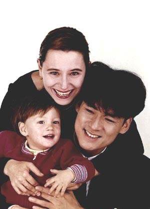 1999年，闹绯闻的周华健，接了美国妻两个电话后，决定淡出娱乐圈