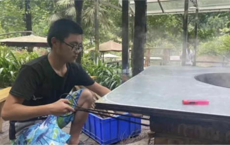 他高考前一天父亲去世，一家四口只剩自己，每天打工14小时攒学费