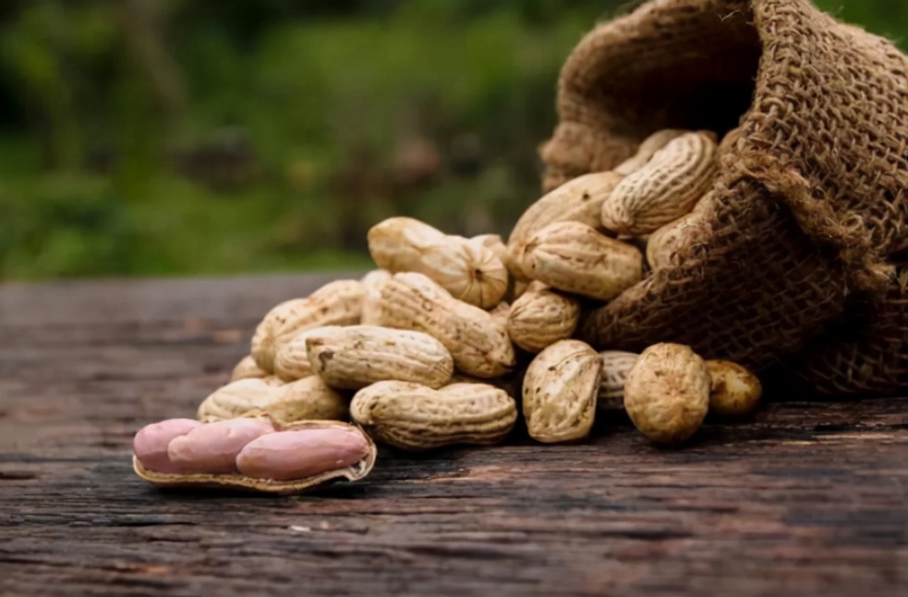 生花生和熟花生，哪个更营养？提醒：5类人最好少碰，别不当回事