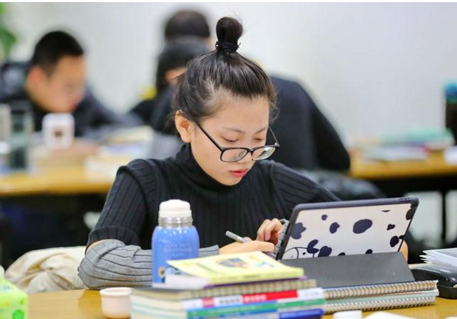 了解一下本科一批和本科二批的区别，分数刚过一本线如何填报志愿