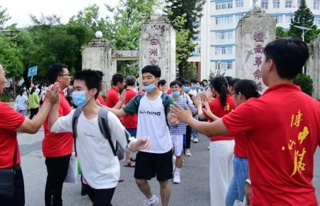 高考填报志愿也有“辅导班”，3000元的志愿咨询费，是智商税吗？