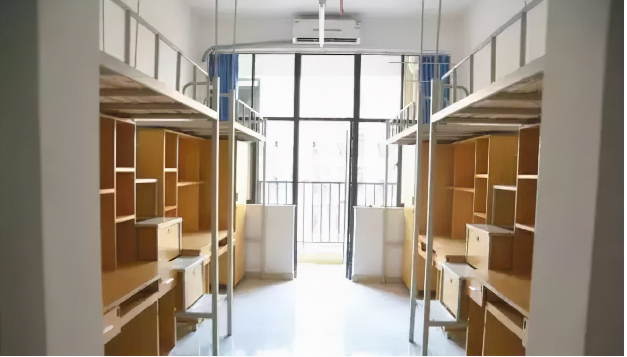 因住宿条件好而闻名的大学，一边休息一边吹海风，你羡慕了吗？