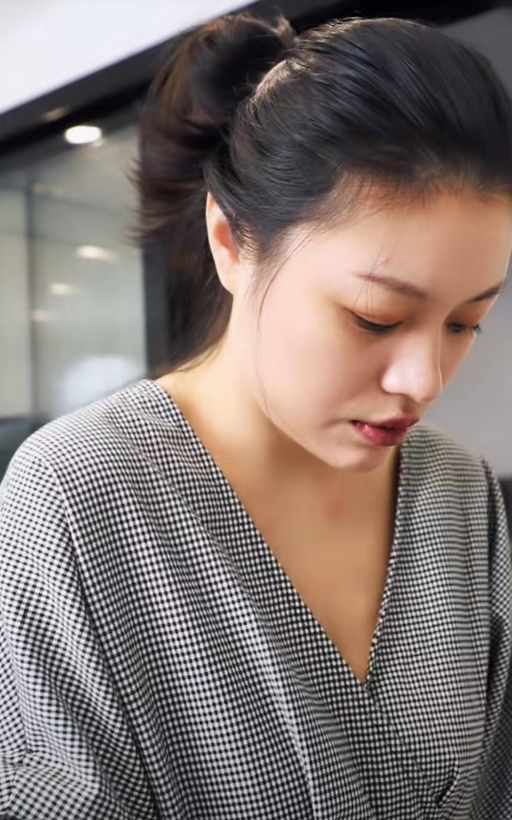 汪峰前妻葛荟婕被疑怀孕,网友质疑脖子上有草莓印,本尊连忙否认