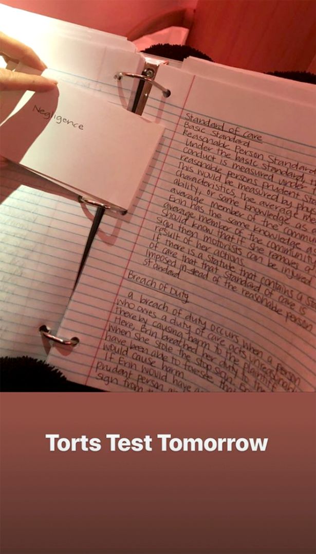 你还有什么理由不努力？金·卡戴珊正忙着复习，准备律师资格考试