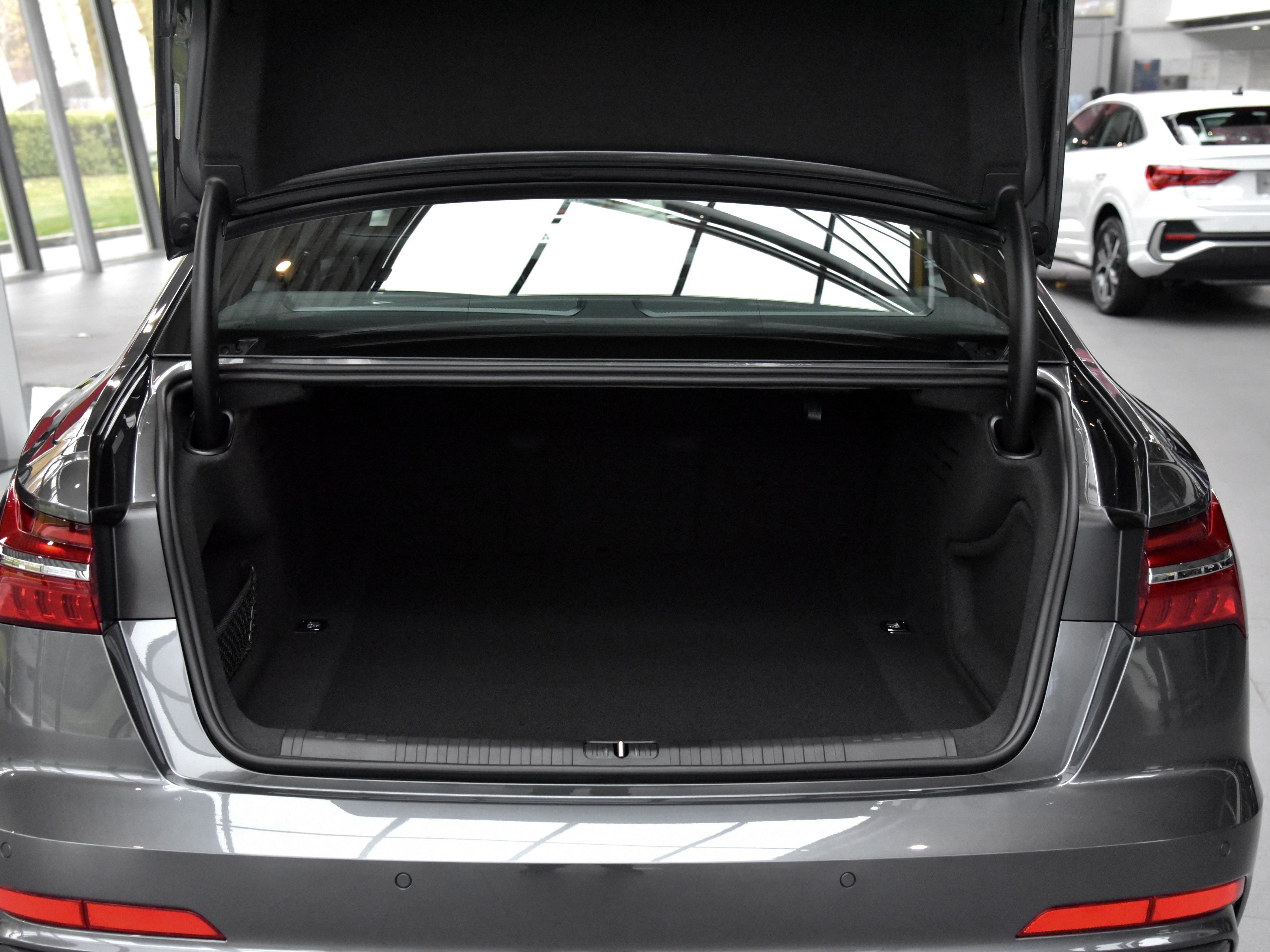 带四驱的奥迪豪华轿车，空间不输奔驰还有优惠，带你看奥迪A6L