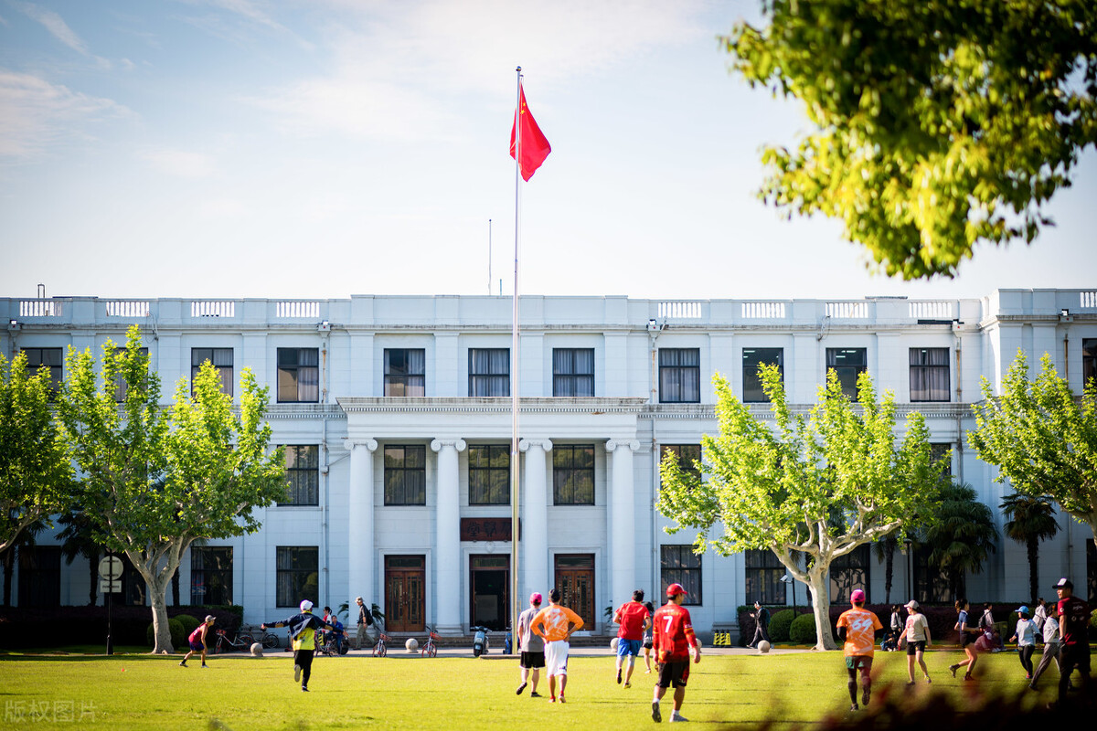 华东师范大学研究生分数线（哪些大学能够享受到的落户政策好）