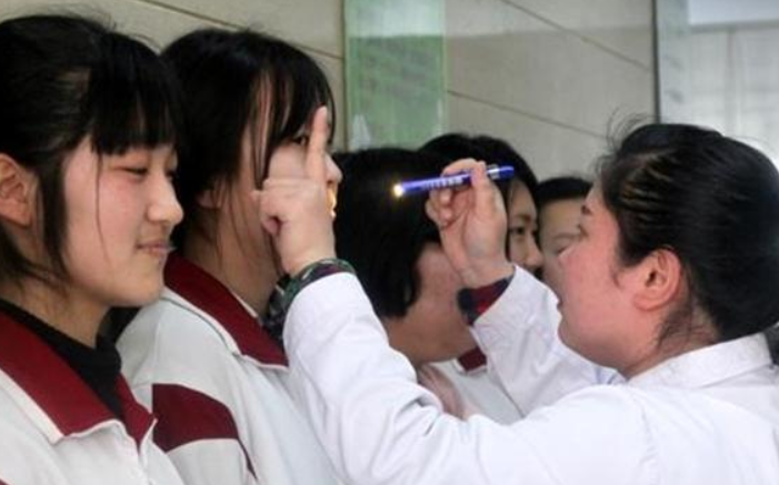 高考体检需要“全部脱光”？学生被吓成表情包，上演大型翻车现场