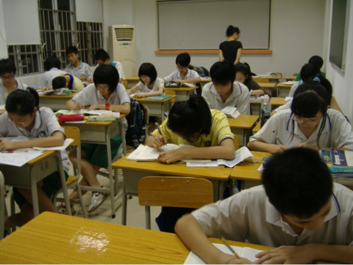 老师不像老师，学生不像学生！现在的学校更像是一个培训班