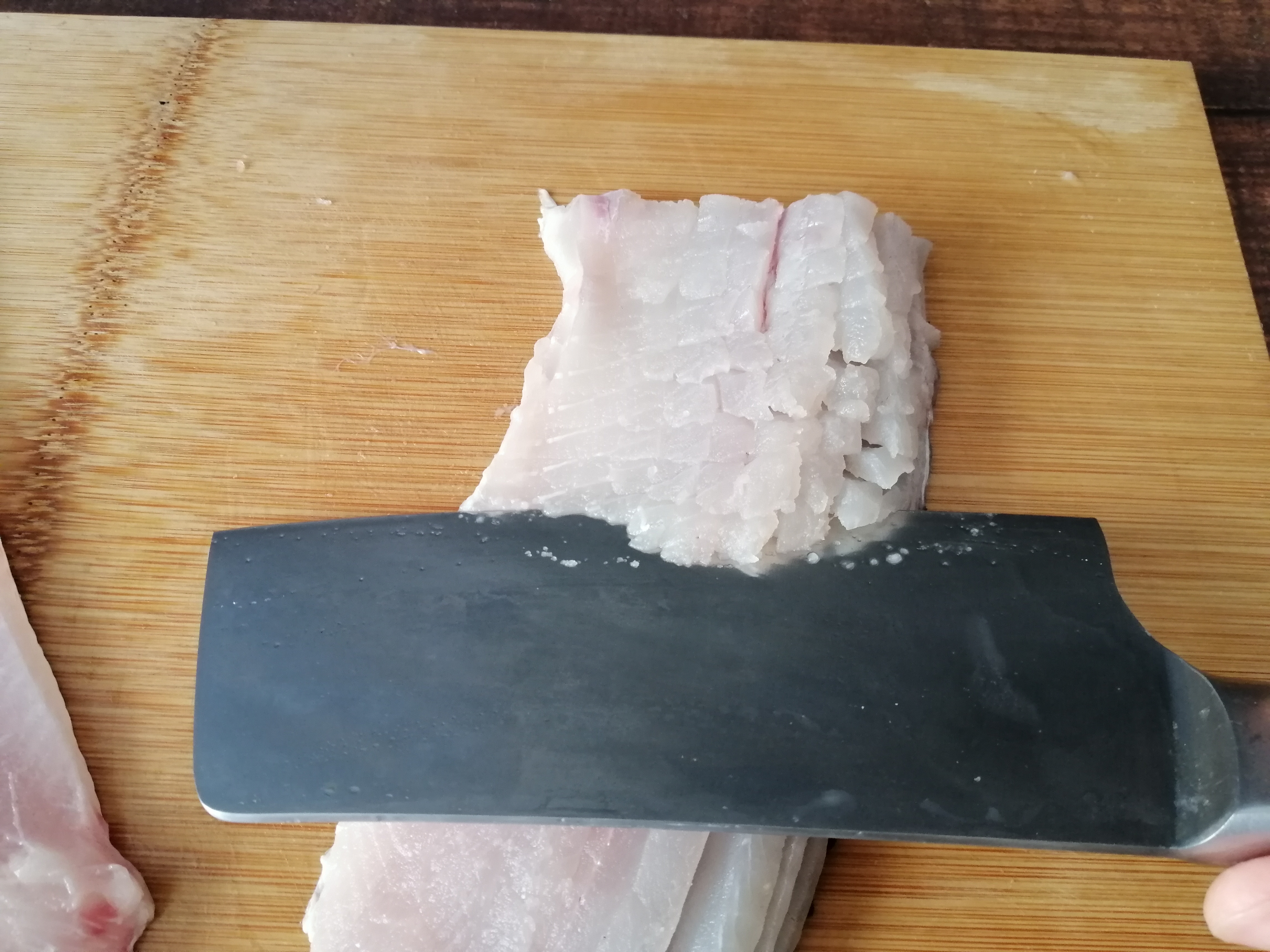 做法:1,先把桂鱼仔细处理干净,去掉鱼鳞等杂质后,用刀切花纹,深至鱼皮