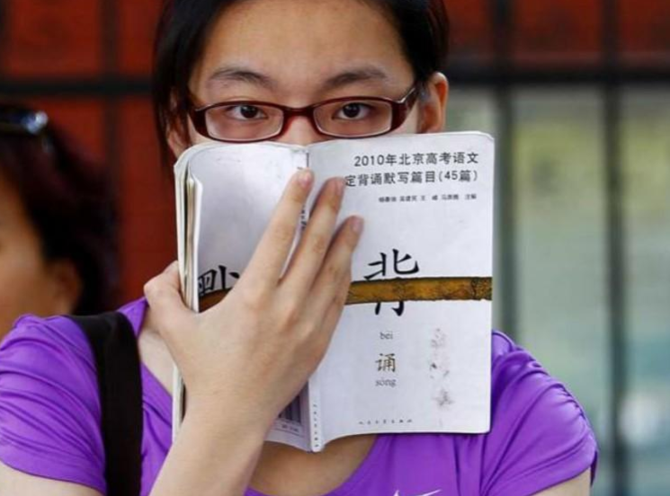 2021各地高考分数线出炉，文理科相差近百分，真是心疼文科生