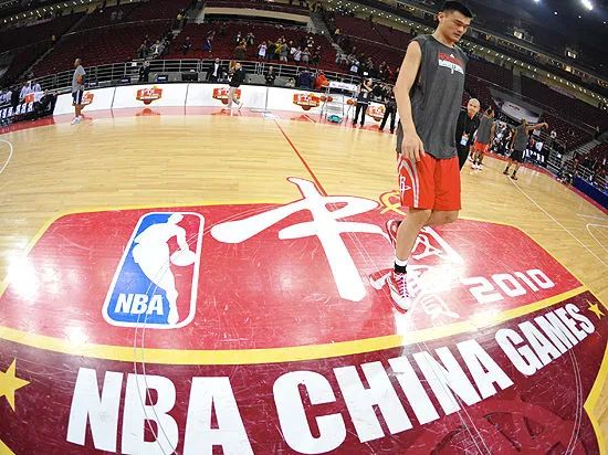 为什么nba饭圈化(谁让篮球饭圈化：NBA正变成为球星付费的联盟)